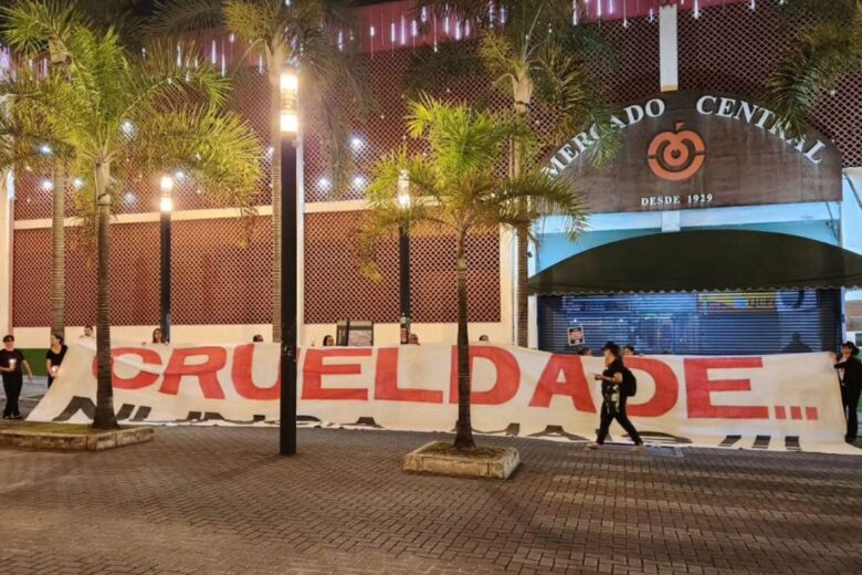 Grupo faz manifestação contra venda de animais no Mercado Central, em BH