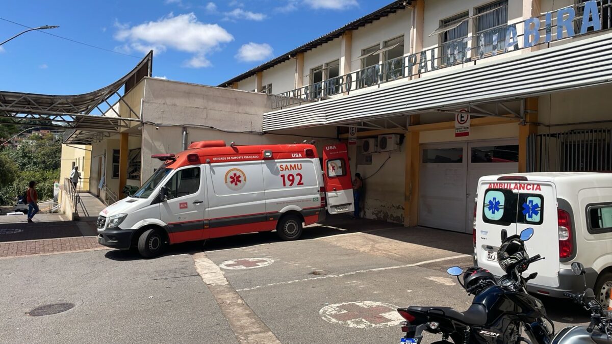 Após colidir contra caminhonete, carro cai em ribanceira na MG-129 e três pessoas ficam feridas