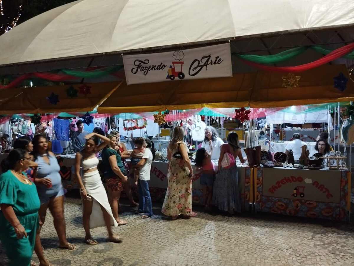 Associação de Artesãos Itabiranos Fazendo Arte exibe seus produtos na Feira de Natal da Praça Acrísio