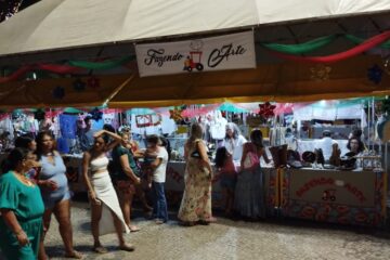 Associação de Artesãos Itabiranos Fazendo Arte exibe seus produtos na Feira de Natal da Praça Acrísio