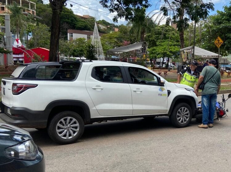 Acidente na Praça Acrísio provoca congestionamento no Centro