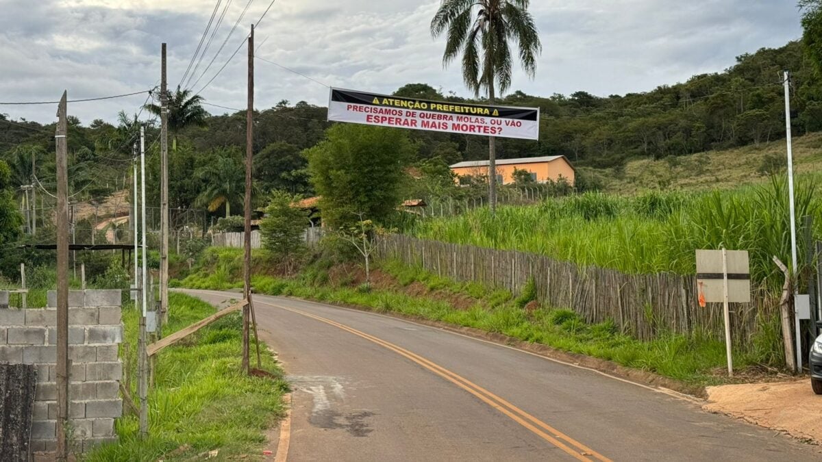 Itabiranos colocam faixa pedindo quebra-molas na estrada do Candidópolis