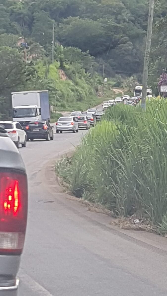 Carreta tomba e causa congestionamento na BR-381, em João Monlevade