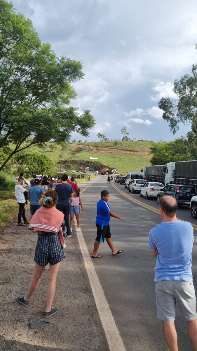 Carreta tomba e causa congestionamento na BR-381, em João Monlevade