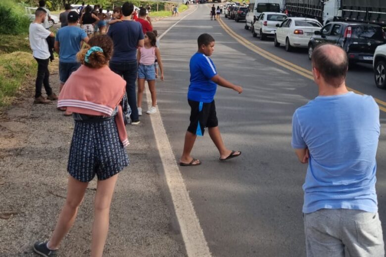 Carreta tomba e causa congestionamento na BR-381, em João Monlevade