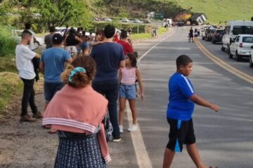 Carreta tomba e causa congestionamento na BR-381, em João Monlevade