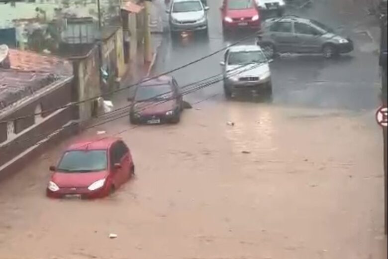 Forte chuva causa alagamento de ruas e invade casas em Itabira