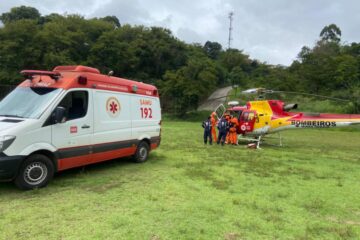 Homem cai do telhado e é levado de helicóptero para BH