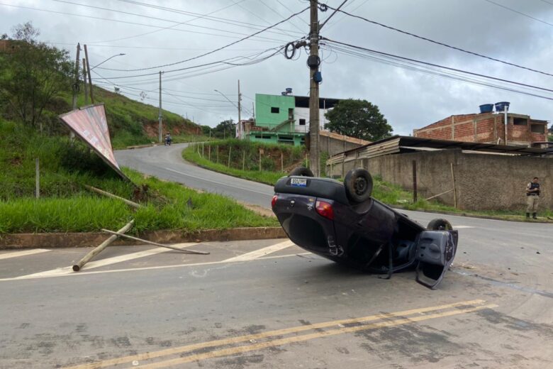 Itabira: Carro bate em outdoor e capota na avenida Humberto Campos