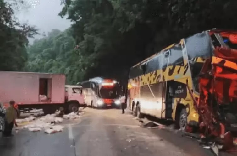 Batida entre ônibus e caminhão deixa motorista preso às ferragens e interdita a BR-040