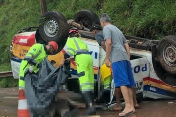 Policial morre após viatura capotar na rodovia Fernão Dias