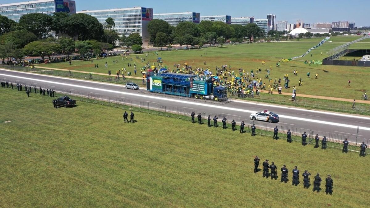 Manifestantes protestam em Brasília contra indicação de Dino ao STF