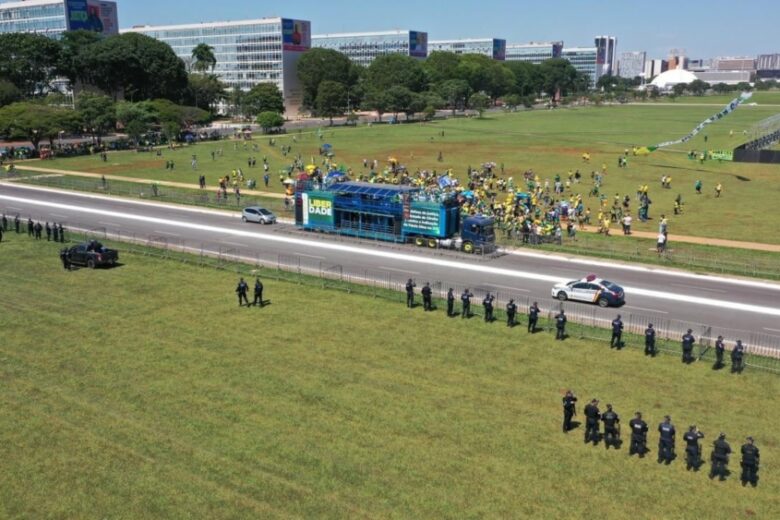 Manifestantes protestam em Brasília contra indicação de Dino ao STF