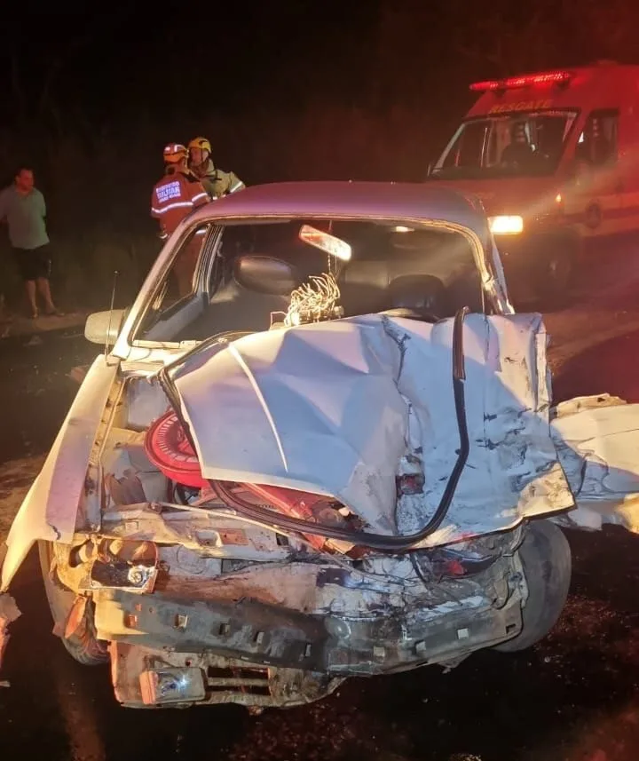 Automóvel e carreta colidem na BR-356, distrito de Ouro Preto