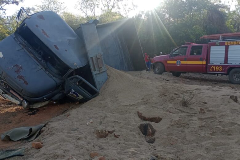 Motorista morre após tentar pular do veículo e ser esmagado pelo caminhão