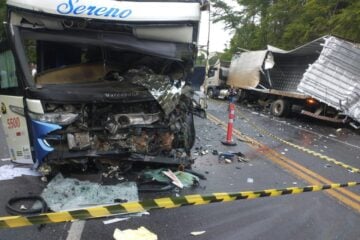 Colisão entre ônibus e carreta causa um óbito em Muriaé