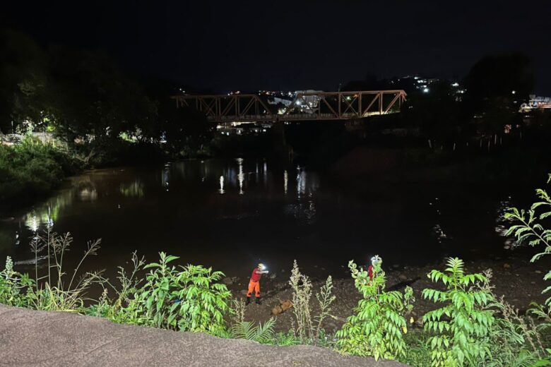 Homem com sinais de embriaguez se desequilibra e cai de altura de 8 metros na Grande BH