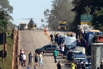 Acidente envolvendo carro e caminhão deixa feridos na BR-040, em Nova Lima