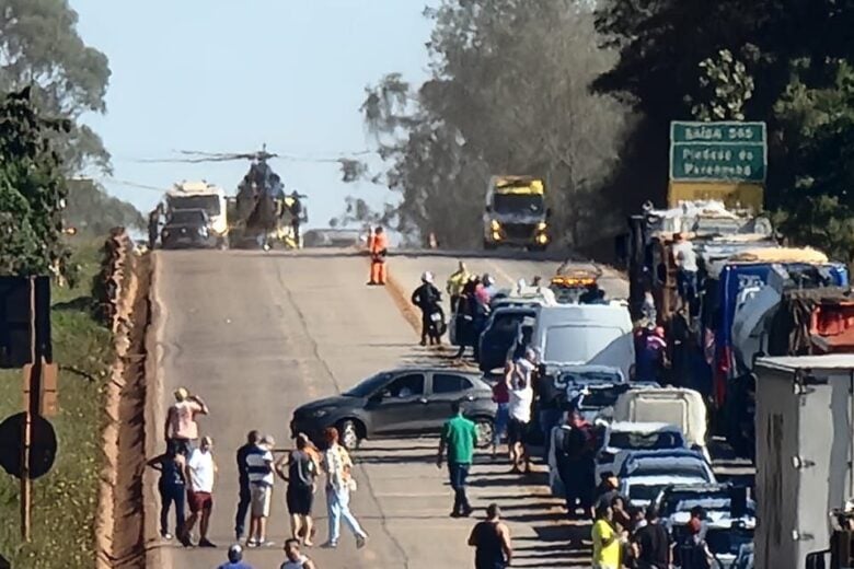 Acidente envolvendo carro e caminhão deixa feridos na BR-040, em Nova Lima