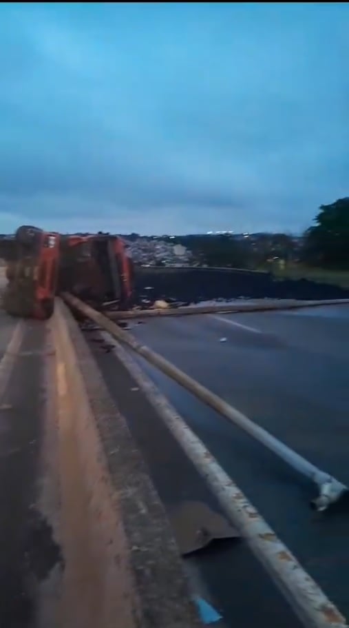 Caminhão carregado com carvão tomba e interdita Anel Rodoviário