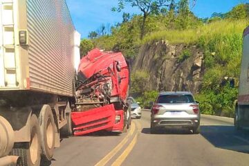 Colisão entre carretas causa lentidão na BR-381 próximo a Caeté