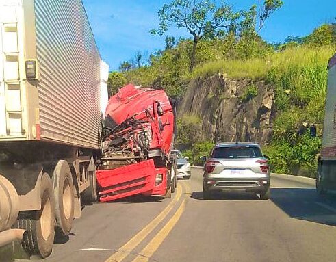 Colisão entre carretas causa lentidão na BR-381 próximo a Caeté