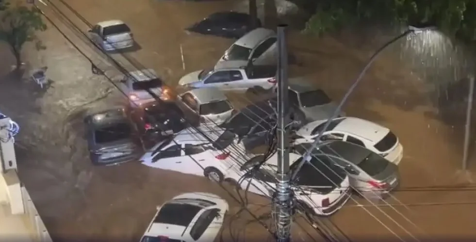 Forte chuva causa alagamentos e quedas de árvores em Belo Horizonte na noite desta terça-feira