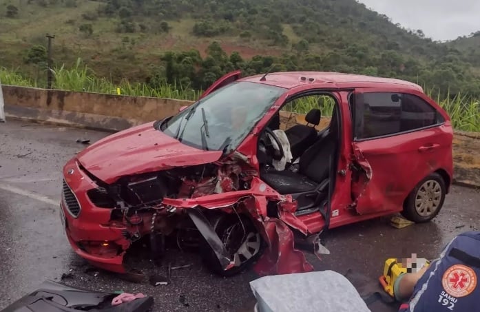 Cinco pessoas ficam feridas em acidente na BR-040, em Ewbank da Câmara