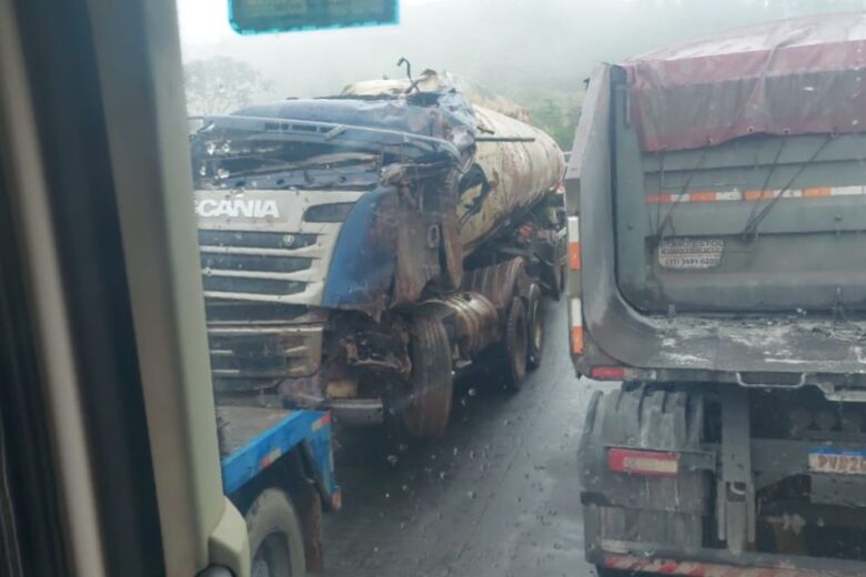 Trânsito é liberado na BR-262 após acidente com carreta