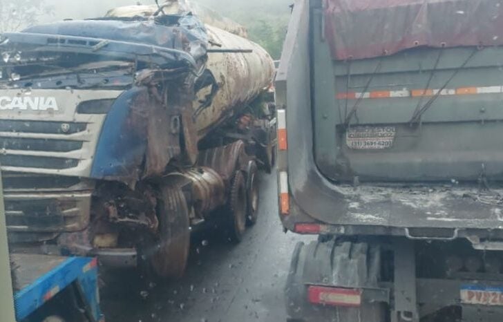 transito-e-liberado-na-br-262-apos-acidente-com-carreta