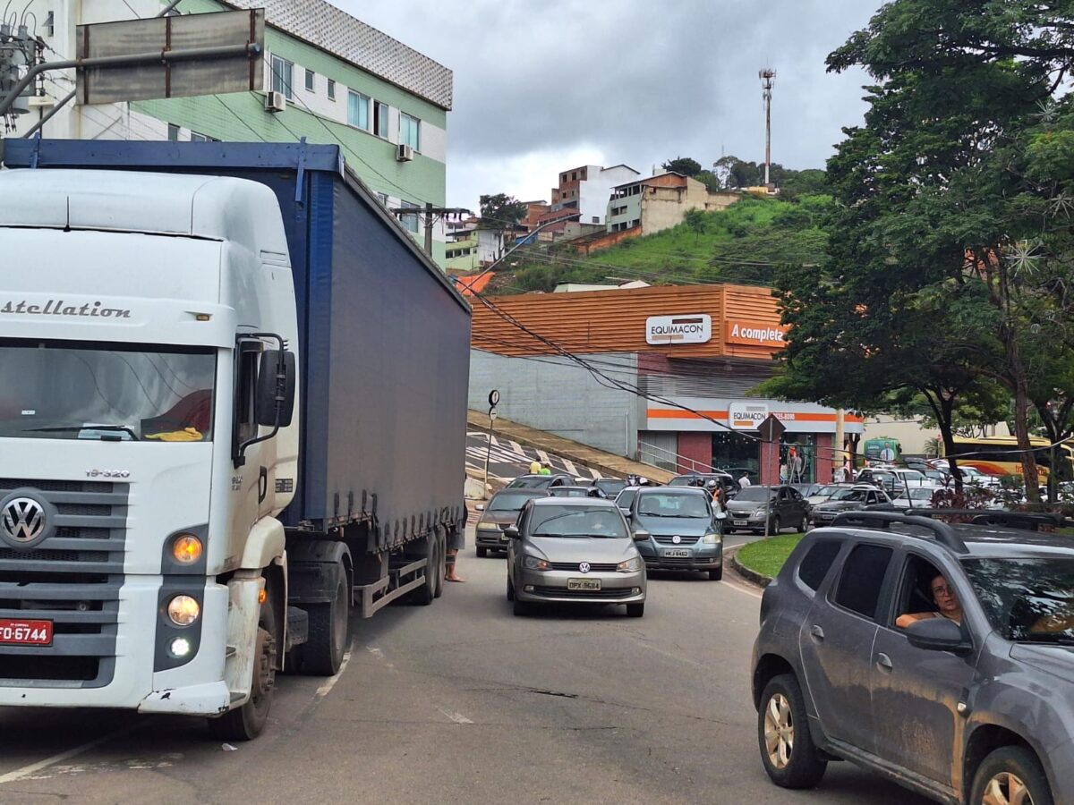 Carreta atinge rede de energia e interdita parcialmente o trânsito na praça Acrísio Alvarenga, em Itabira