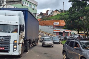 Carreta atinge rede de energia e interdita parcialmente o trânsito na praça Acrísio Alvarenga, em Itabira