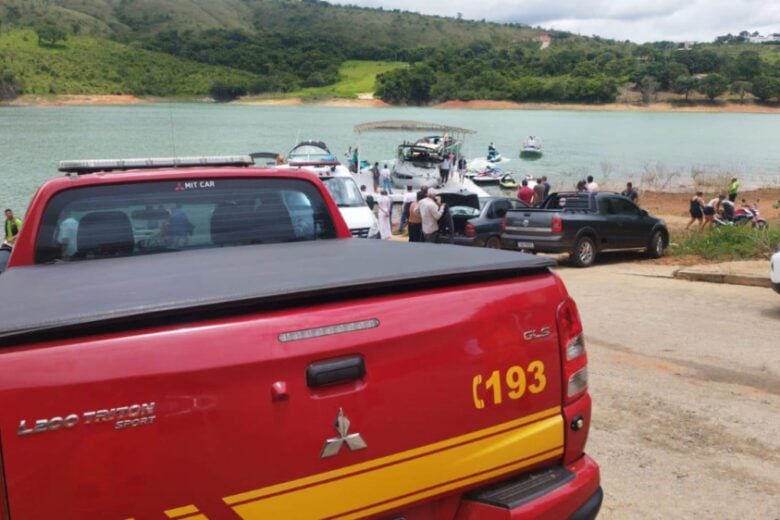 Helicóptero que caiu em Capitólio deve ser retirado de lago de Furnas nesta quarta-feira