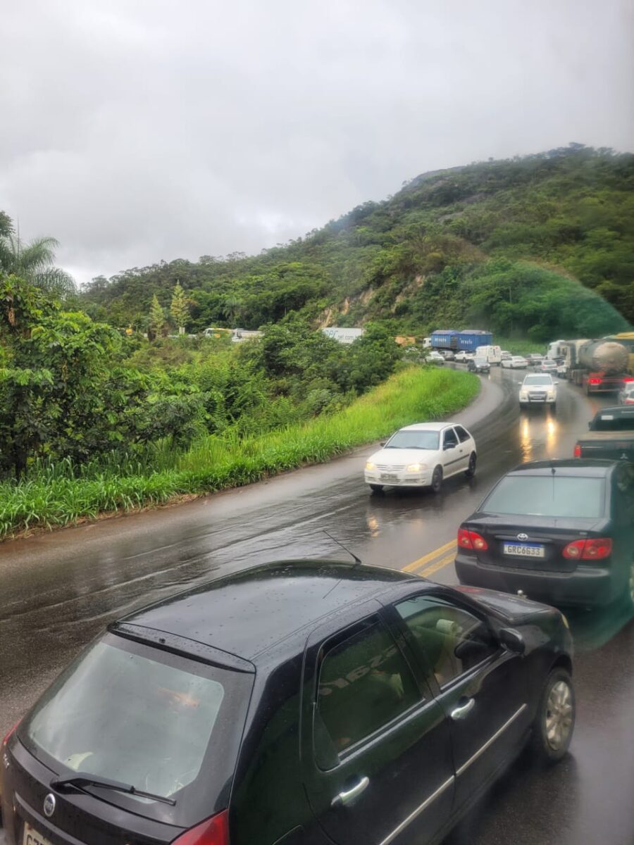 Acidente entre moto e carro causa congestionamento na BR-381, em Sabará