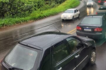 Acidente entre moto e carro causa congestionamento na BR-381, em Sabará