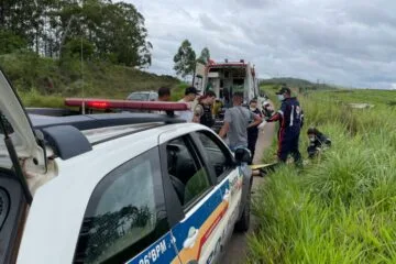 Carro despenca em ribanceira próximo ao Parque de Exposições