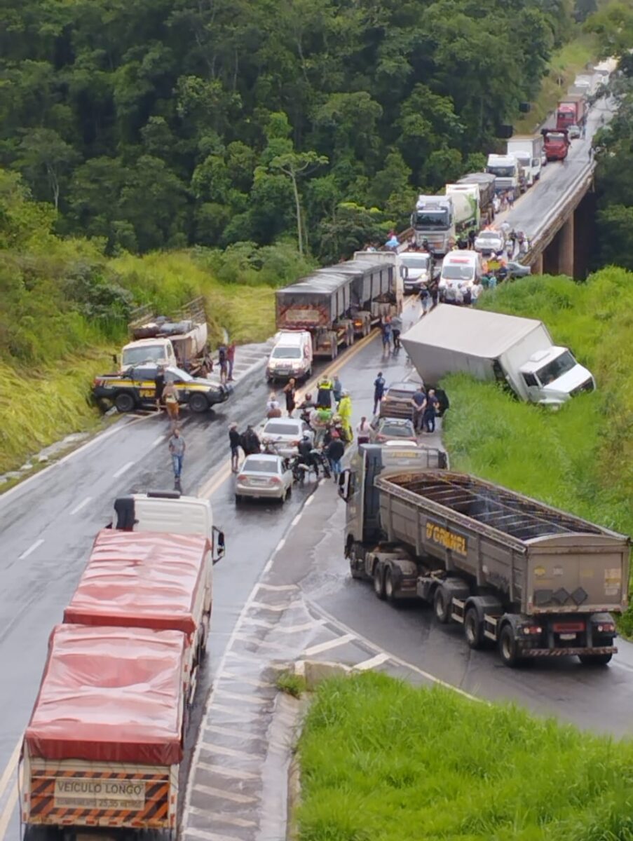 Ponte Torta: acidente envolvendo carreta e três carros interdita a BR-381, em João Monlevade