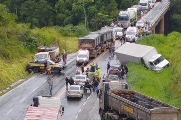 Ponte Torta: acidente envolvendo carreta e três carros deixa ao menos sete feridos na BR-381, em João Monlevade