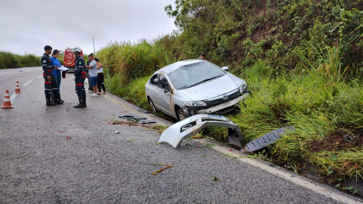 Carro perde controle e sai da pista na BR-381, entre Nova Era e Bela Vista de Minas