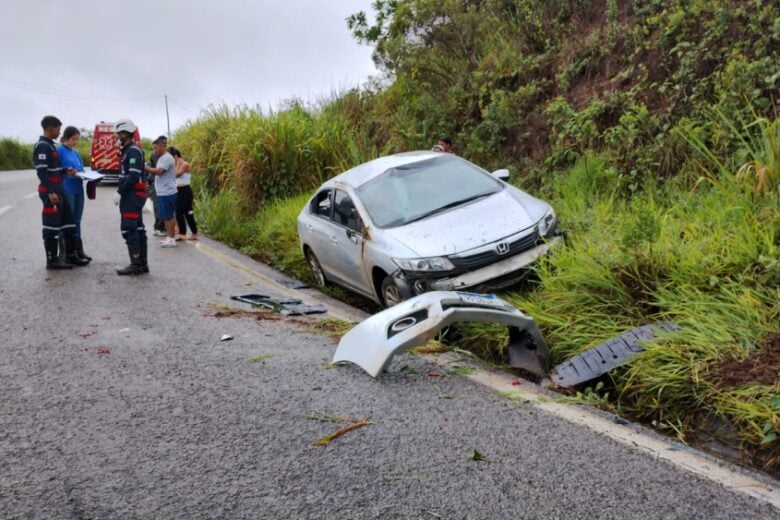 Carro perde controle e sai da pista na BR-381, entre Nova Era e Bela Vista de Minas