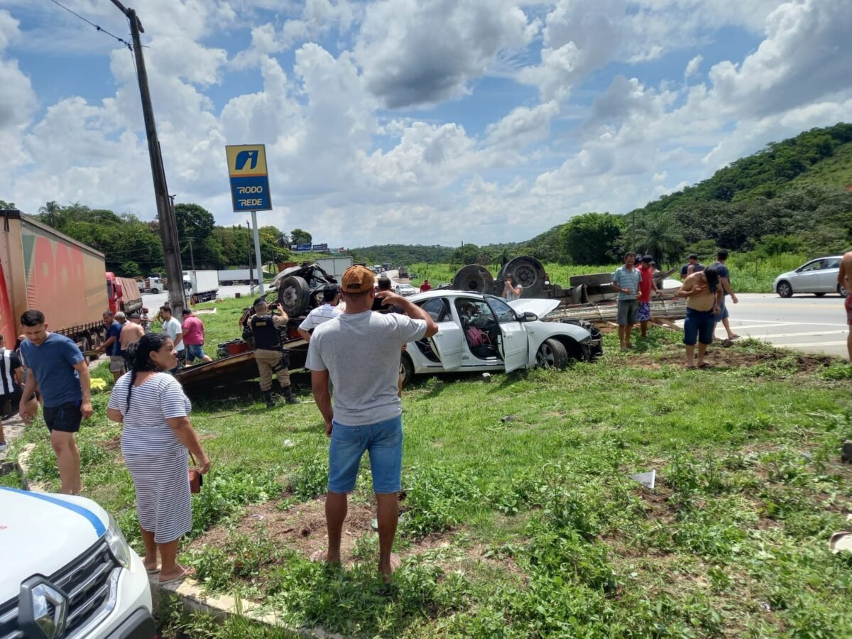 Acidente envolvendo dois carros e um caminhão deixa uma pessoa morta na BR-381