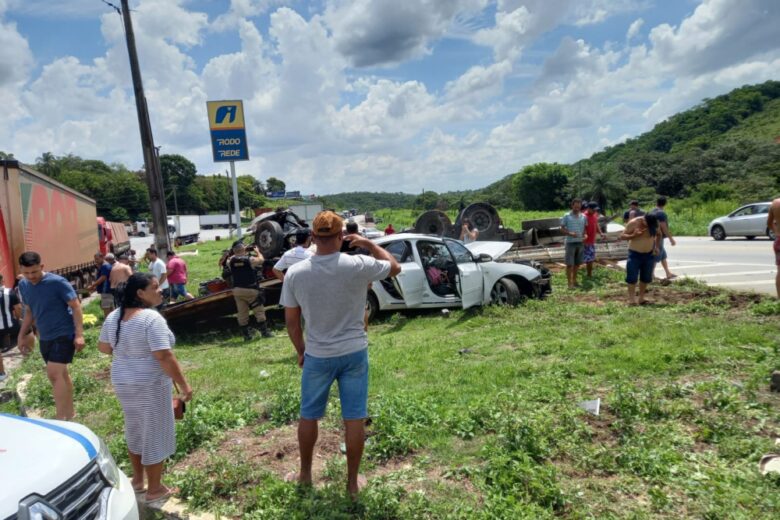 Acidente envolvendo dois carros e um caminhão deixa uma pessoa morta na BR-381