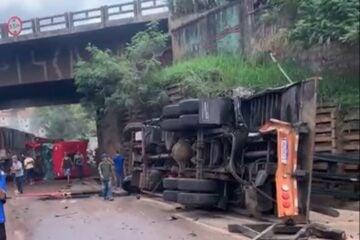 Grave acidente envolvendo caminhão e carreta interdita Anel Rodoviário em Belo Horizonte; veja o vídeo