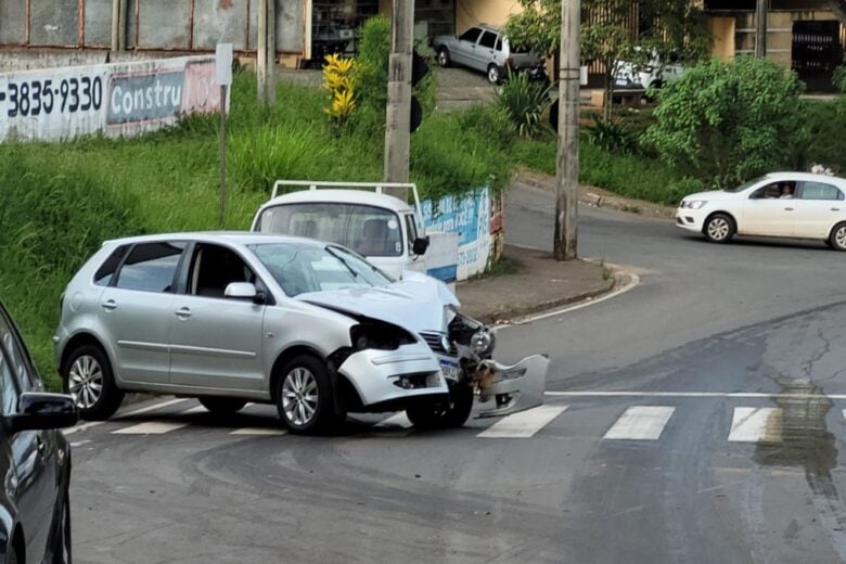 Itabira: carro se choca contra árvore na avenida das Rosas