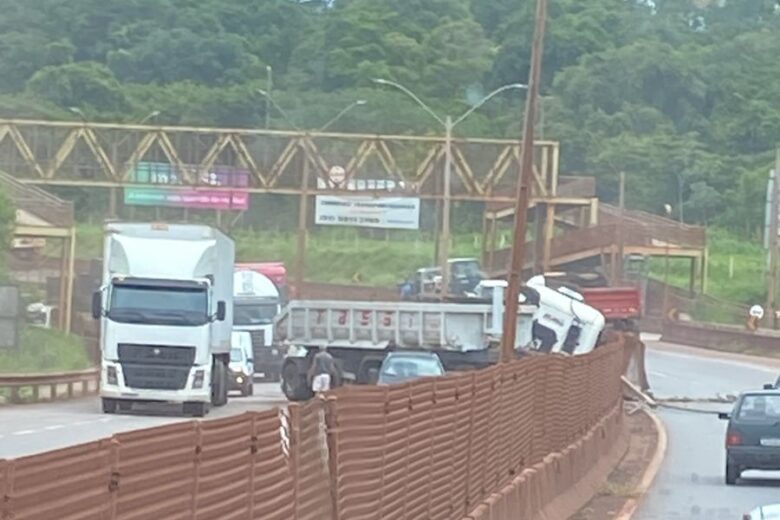 BR-381: congestionamento próximo a São Joaquim de Bicas foi causado por colisão de carreta com mureta