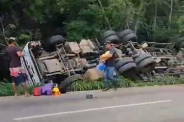 Carreta carregada com bebidas tomba na BR-381 e carga é saqueada; veja o vídeo