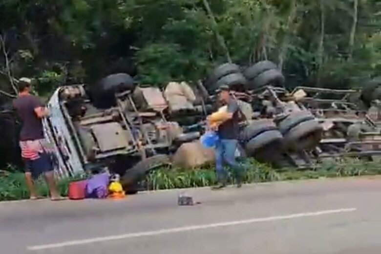 Carreta carregada com bebidas tomba na BR-381 e carga é saqueada; veja o vídeo