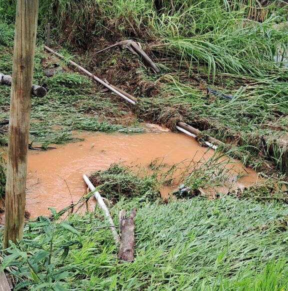 Itabira: enxurrada rompe rede de abastecimento no bairro Chapada