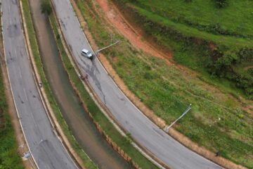 Carro se choca contra poste na avenida Machado de Assis, em Itabira