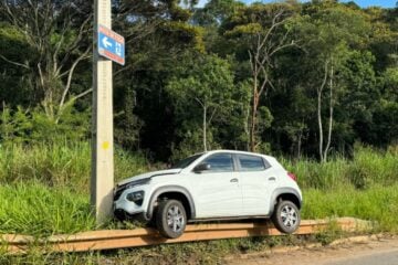 Carro se choca contra guard-rail no trevo do Itabiruçu